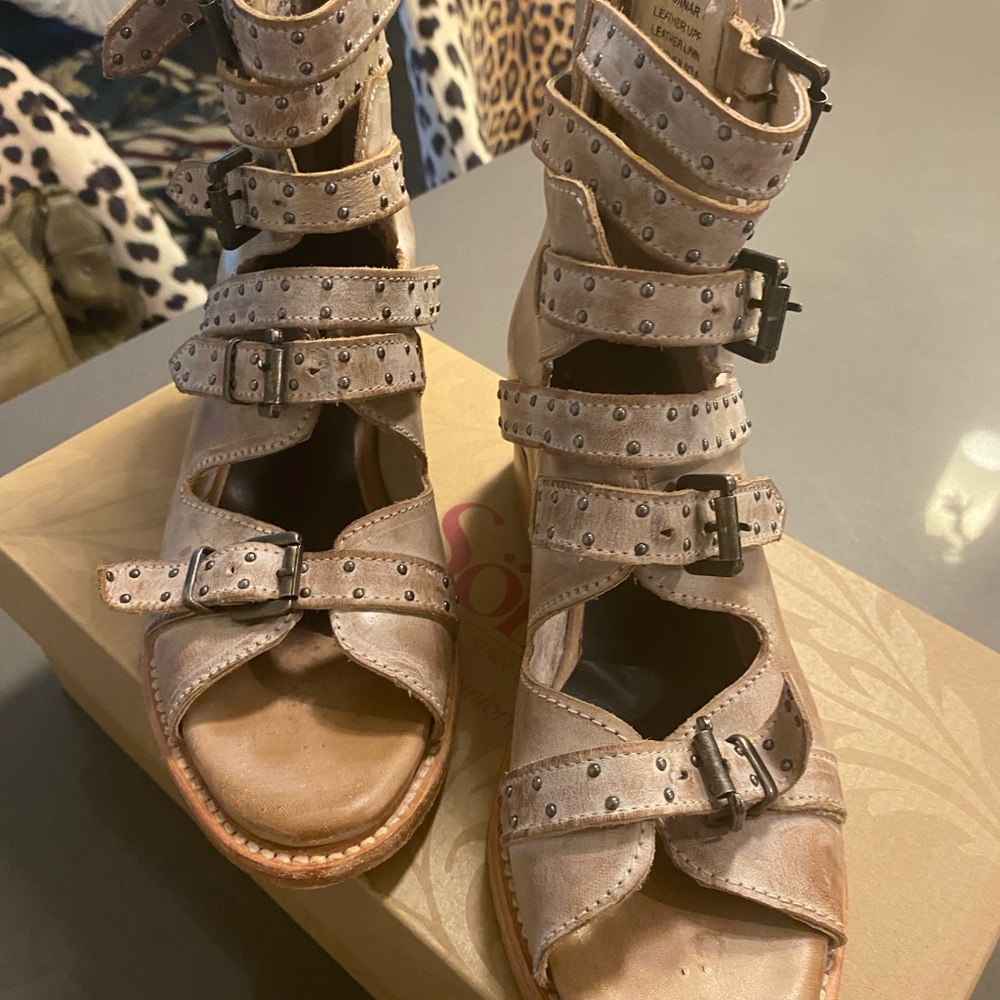 Freebird Gunnar Sandal in Taupe